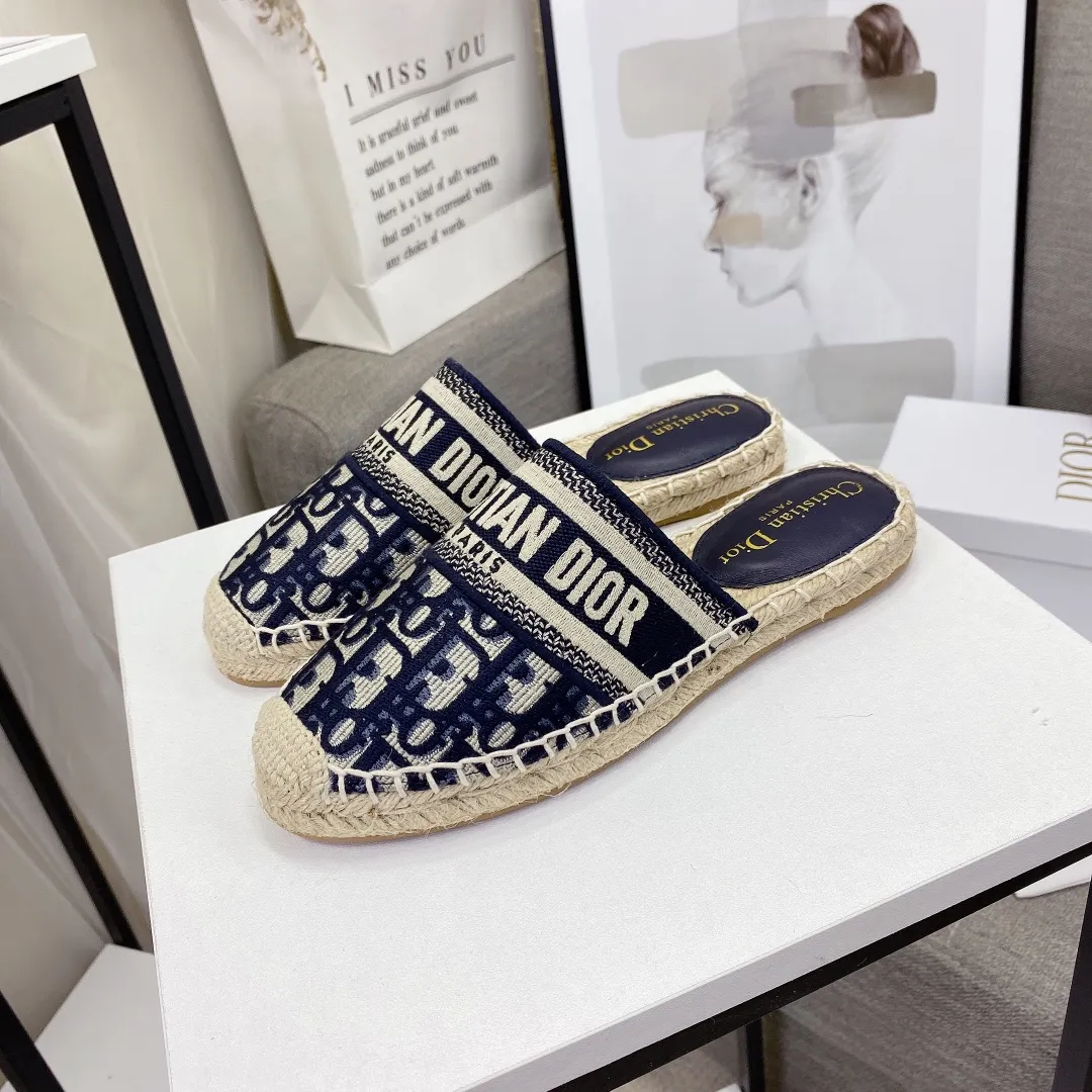 👟👟Ex-factory price👟👟Ex-factory price 400👟👟 Women's shoes Women's clothing Top version (original embroidery one to one method) If you want cheaper, please bypass Dior | Dior ²⁰²¹𝐬𝐬🧡💚2021 early spring new products Top version ⚠️The counter features the latest fisherman shoe series New hard goods 🆕❥Purchase level! Full of high-end feel! A popular model among bloggers at home and abroad, it’s retro and fashionable and looks amazing on your feet! Mainly recommended model on the official website ★━━━━━ ЅᏇєєt ━━━━━▪️ Upper: Original copy of pure cotton thread ➕ Three-dimensional electric embroidery ▪️ Lining: Imported water-dyed sheepskin lining ▪️ Outsole: Original handmade hemp rope combination wear-resistant rubber outsole ▪️ Shoe size: 35-39 (40 is custom-made and cannot be returned or exchanged) ▪️